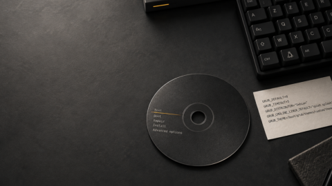 Disque de démarrage et fiche de configuration GRUB sur un clavier sombre
