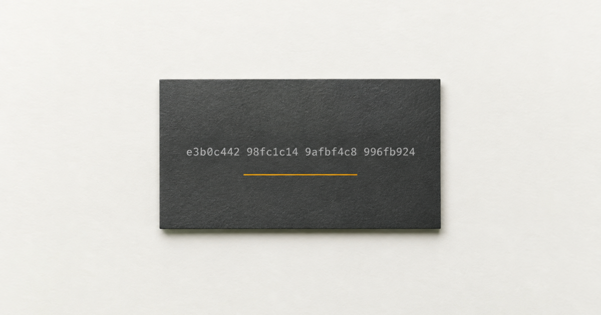 Carte graphite portant une suite hexadecimale et un trait ambre.